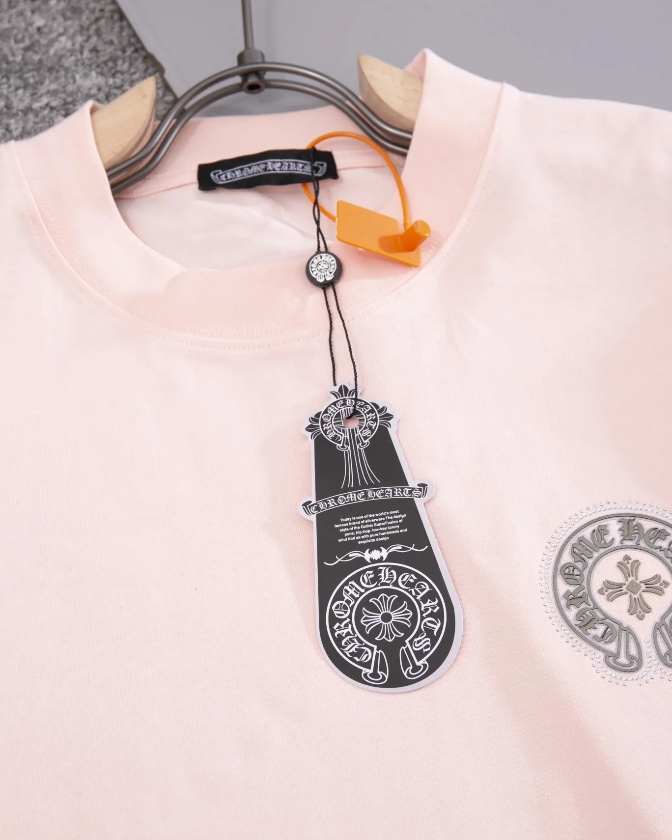 P190 💰 CHROME HEARTS hot-drilled short-sleeved T-shirt. High-end hot-drilled flower craftsmanship with front and rear logos. The fabric is comfortable and soft, with high-end washing. The ribs are custom-dyed in the same vat. Three standards are complete, the official website is synchronized, and the original mold is opened. The same style for men and women. It is also a practical item that is necessary for daily use. Color: Black White Pink Size: S M L XL